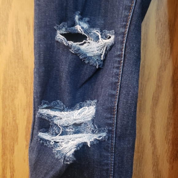 Cute, distressed cropped jeans. Great condition. Youth 14 fits like a ladies 4 - Picture 3 of 7